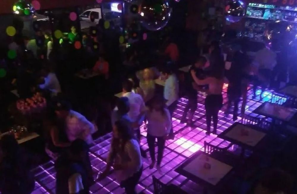 Dos mujeres sufrieron un intento de estafa cuando la camarera les trajo la cuenta. La denuncia se viralizó y destapó una práctica deshonesta y recurrente en el sector gastronómico.