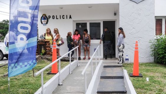 Una patota asesinó a un adolescente de 18 años en Santa Teresita. Comisaría y lugar donde ocurrió el hecho. (Federico López Claro / Corresponsalía)