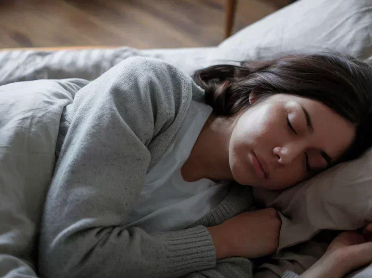 Dormir de lado no es una posición incómoda y ayuda a distintas personas a descansar de la mejor manera.