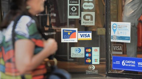 Los Andes | En general, el límite de una tarjeta de crédito equivale a dos salarios de un trabajador, pero también se puede modificar según su capacidad de pago y comportamiento. /Foto: Gustavo Rogé / Los Andes