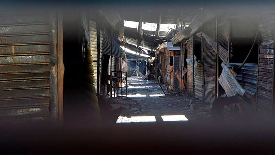 El persa de calle General Paz quedó en ruinas tras la acción de las llamas. | Foto: Orlando Pelichotti / Los Andes