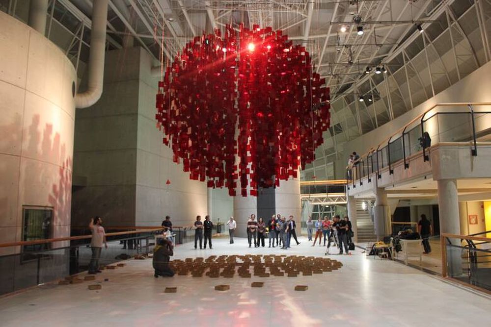 La esfera roja, de Julio Le Parc, en momentos de su montaje, allá por 2012. La obra fue donada por el artista para el centro cultural que lleva su nombre, en Guaymallén.