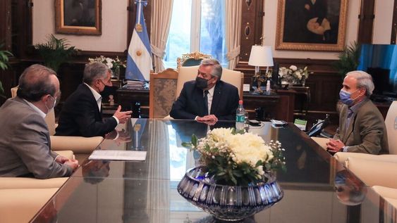 El Presidente analizó la posibilidad de expandir las exportaciones de vino a China junto a José Alberto Zuccardi y Sergio Spadone. Foto: Casa Rosada