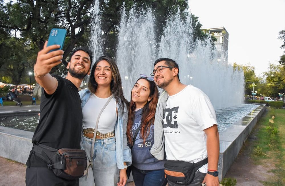 Turismo en Mendoza, de diferentes provincias y del vecino país, turistas disfrutan de las actividades que se realizan en la Plaza Independencia y la Peatonal Sarmiento.Rodrigo, Isabel, Claudia y Pablo aprovecharon el finde largo para viajar de Chile a Mendoza, además de pasear realizaron compras convenientes.Foto: Mariana Villa / Los Andes