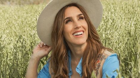 Soledad Pastorutti vive en Arequito en una casa de campo con pileta y muchos animales