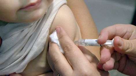 04 de abril  2022 SociedadPlan Nacional de VacunaciónComenzó hoy la primera vacunación antigripal que llegó en las últimas horas a la provincia de Mendoza, de un total de 28 mil dosis, serán destinadas, a partir de hoy, a los niños sanos de entre 6 y 24 meses, en el Hospital Humberto NottiFoto: Orlando Pelichotti / Los Andes