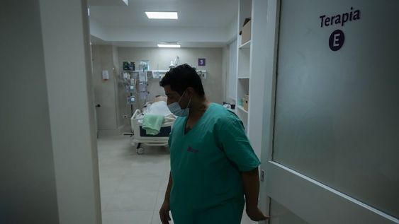La llegada del coronavirus evidenció la tarea de los enfermeros y llevó a muchos estudiantes a buscar allí un futuro. Foto: Ignacio Blanco / Los Andes