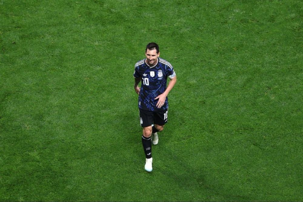 Más relajado, pero emocionado a punto de las lágrimas, Lionel Messi, habló con la prensa tras el triunfo histórico de la Selección Argentina ante Inglaterra.&nbsp;