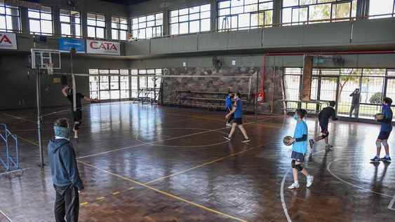 En Regatas, los jóvenes voleibolistas entrenaban ayer con barbijo y distanciamiento. La semana próxima ya no podrán. / Mariana Villa