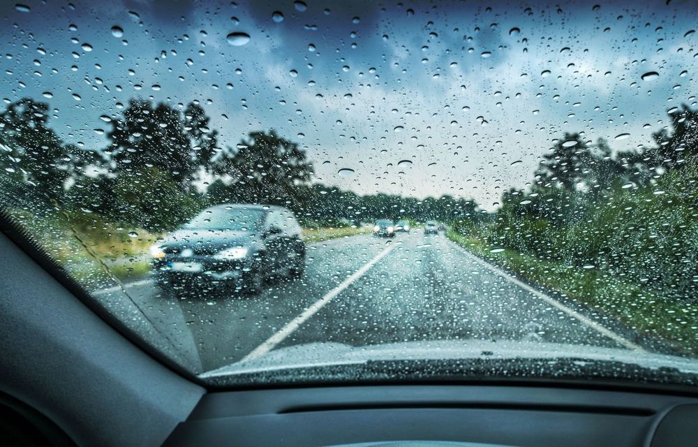 Ni 30 ni 90 kmh a qué velocidad es más seguro conducir con lluvia o piso mojado (3)