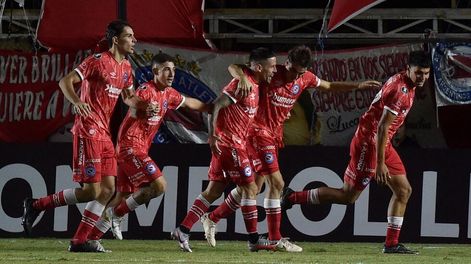 Todo Argentinos festeja el gol de Javier Cabrera que le dio el triunfo en el arranque de la Libertadores (AP)