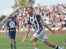Cabezazo letal de Módica y golazo del Lobo para emptar la historia en ese momento 2-2. Luego, llegaría el 3-2 Mensana. Inolvidable. Cabezazo letal de Módica y golazo del Lobo para emptar la historia en ese momento 2-2. Luego, llegaría el 3-2 Mensana. Inolvidable.
