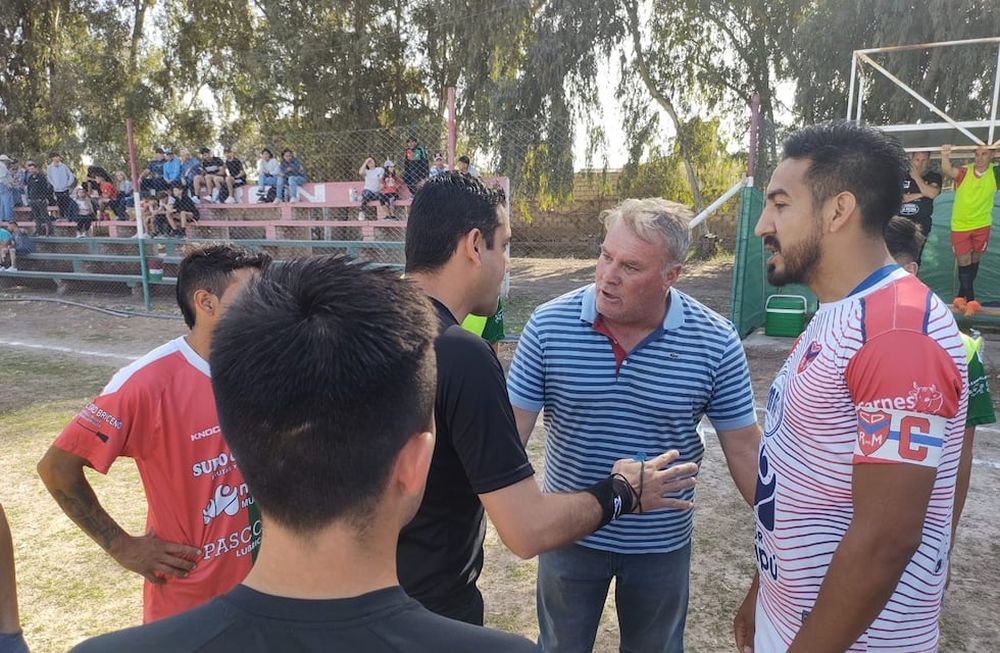 El árbitro Juan Pablo González dialoga con el DT de Beltrán Marcos Quiroga y los capitanes Leo Hidalgo (Beltrán) y Misael  Torres (Rodeo) durante una de las interrupciones del partido. / Gentileza: Adrián Grucci
