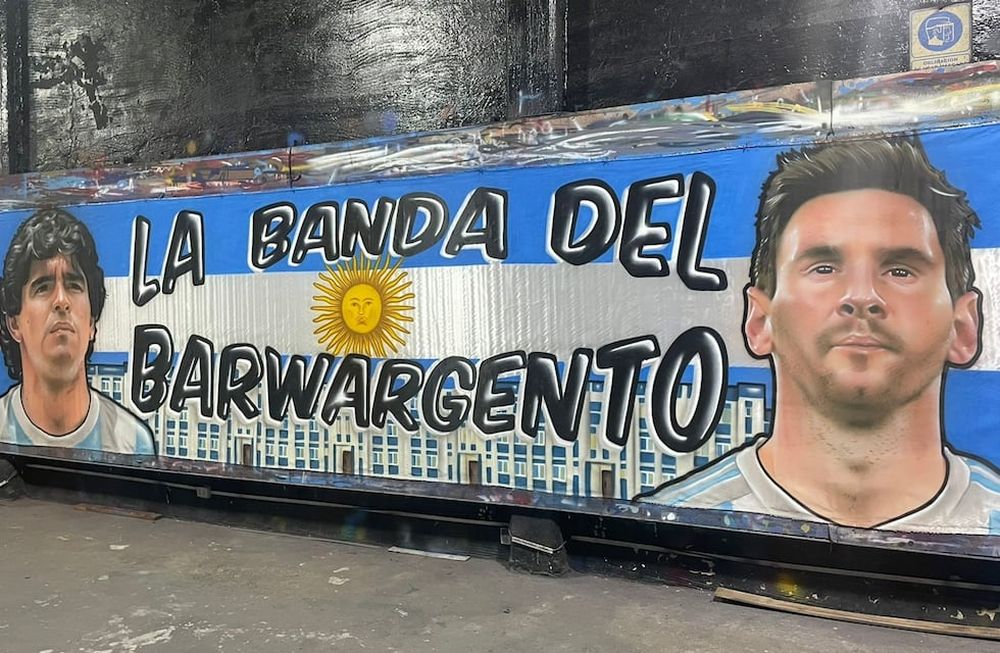 A 100 días para el Mundial de Qatar 2022. los argentinos que viajan al mundial hicieron una bandera para todos los vecinos.