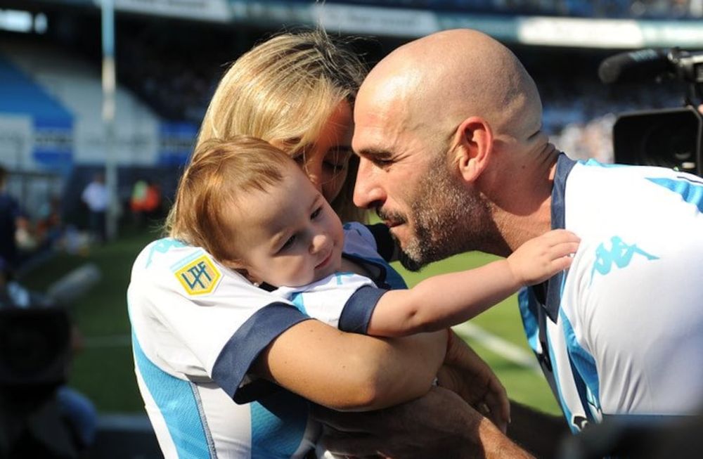 Licha López con su mujer y su hija minutos antes del inicio del partido. / Gentileza.