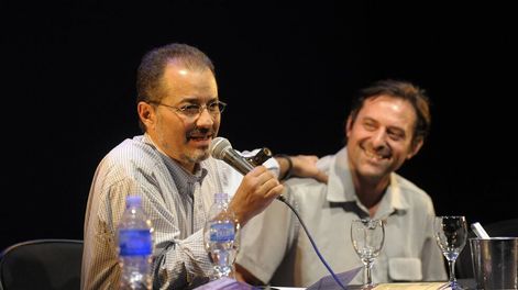 Los Andes | El escritor, en la presentación de su novela Envidia el viento a los difuntos. En la foto, junto a Marcelo Marchese, ilustrador del libro. | Foto: Marcelo Fernández. Gentileza: Bubok.