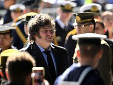 Javier Milei junto a integrantes de la Prefectura Naval Argentina