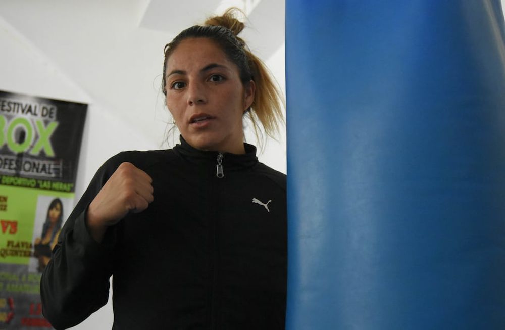 Entrenamiento de Karen Alaniz, en el gimnasio del club Independiente Rivadavia.