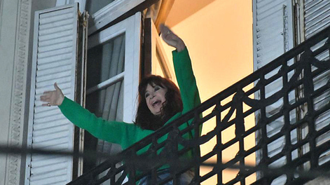 Tras la autorización de la Justicia, Cristina Kirchner volvió a salir al balcón y saludó a la militancia