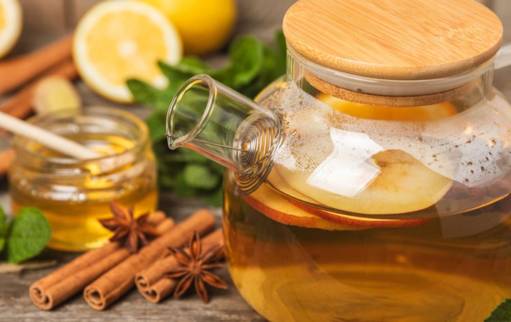 Los beneficios del té de limón y canela pueden transformarse en un complemento saludable para sentirnos mejor de manera natural.
