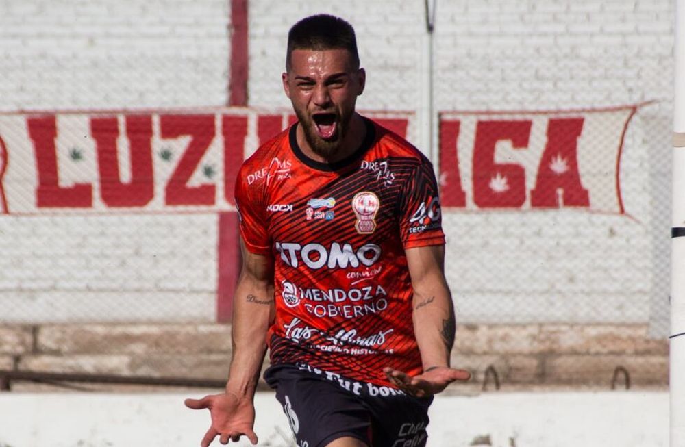 ¡Gritalo pibe, gritalo! Javier Peñaloza marca el segundo tanto personal y sella el 3-1 final del triunfo de Huracán LH ante Sol de Mayo. / Gentileza: Prensa HLH