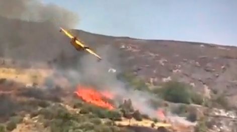 Un avión hidrante se estrelló durante los trabajos para apagar los incendios.