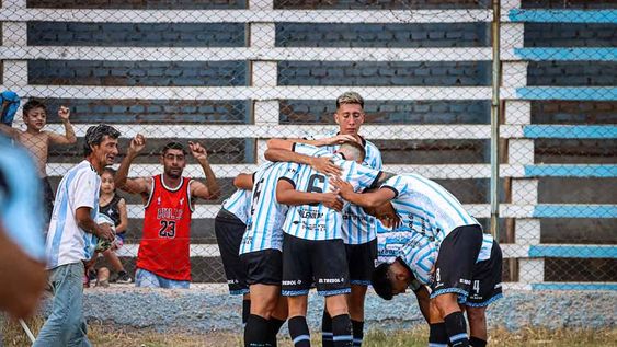 Fútbol Liga Mendocina Club Atlético Argentino vs. Luzuriaga. El festejo de los jugadores de Argentino. Foto: Gentileza Valentina Villalobos.