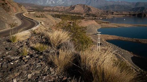 Mendoza atraviesa uno de los inviernos mas secos de los últimos años, en el cual casi no se registraron nevadas importes en alta montaña.  Dique Potrerillos. Foto: Ignacio Blanco / Los Andes