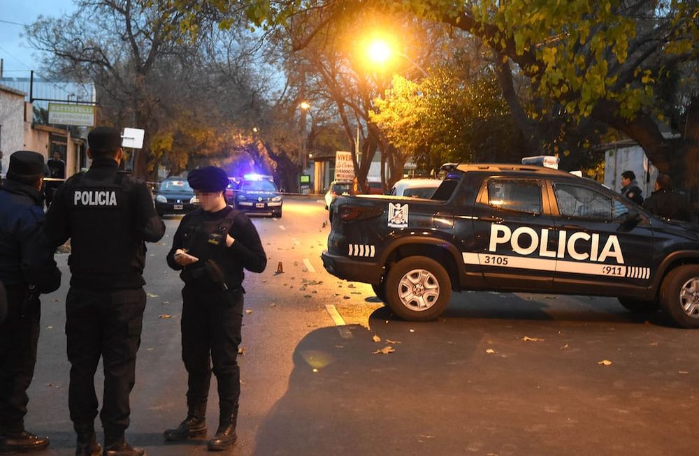 Un ex funcionario provincial apuñaló a su hijo en la calle