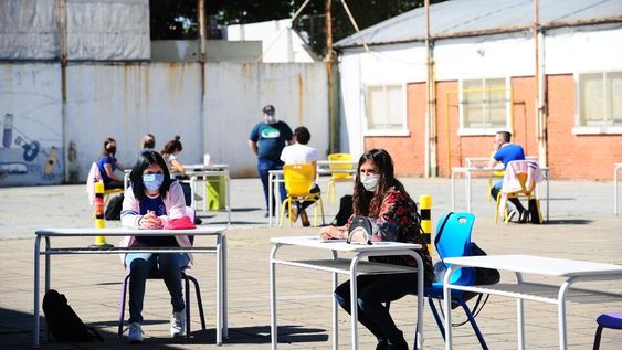 Grupos reducidos y en espacios abiertos: así regresaron a clases alumnos de último año en CABA