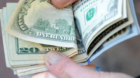 El dólar MEP avanzó un 1,4% ($14,11) a $1.029,65 y el contado con liquidación aumentó un 1,62% ($17,07) hasta los $1.071,14.