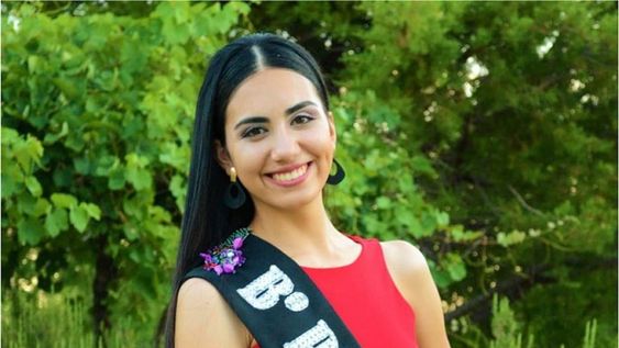 Natasha Sánchez, de la Unión Vecinal del Barrio Primavera de la Villa Cabecera, fue coronada como reina de la Vendimia 2022 de Santa Rosa