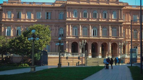 Pareciera que todos nuestros gobiernos no entienden que no se pueden incumplir las leyes de la economía, por muchos que sea la cantidad de votos que se saque en una elección para asumir el gobierno del país.