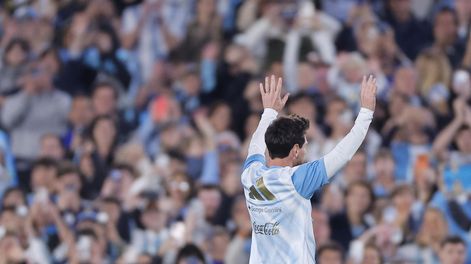 Lionel Messi de Argentina saluda este martes, previo a un partido amistoso internacional entre Argentina y Benín en el estadio Monumental