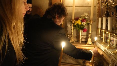 Milei visitó el Santo Sepulcro y encendió una vela conmemorativa en memoria a Francisco.
