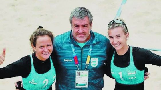 Carlos Amieva, junto a sus pupilas de la rama femenina. El DT espera que Bauti y Leo, tengan pronto competencia.