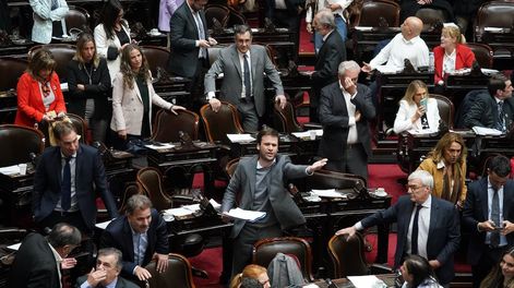 Los Andes | Diputados de Juntos por el Cambio en la sesión de la Cámara de Diputados por la reforma del impuesto a las Ganancias (Foto: Clarín)