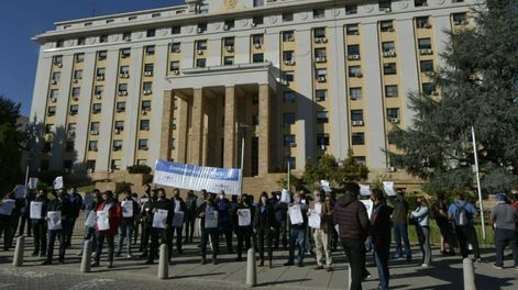 Los Andes | Decenas de trabajadores llegaron hoy a Casa de Gobierno. - Orlando Pelichotti / Los Andes