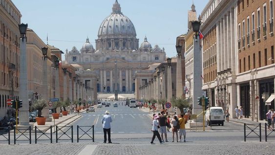 La justicia francesa condenó a una congregación, un exobispo, sacerdotes y otras monjas por haber desplazado de un convento a una religiosa.