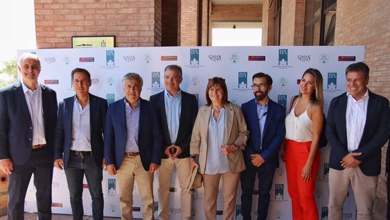 Autoridades de Bodegas de Argentina y Juntos por el Cambio. Luis Naidenoff, Alfredo Cornejo, Patricia Bullrich, Carolina Losada y Facundo Manes.