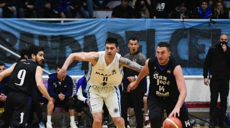 Los Andes | Facundo Garza Rubia, la gran figura del triunfo Santo en la primera final, frente a la marca de Matías Sandes. / Mariana Villa (Los Andes).