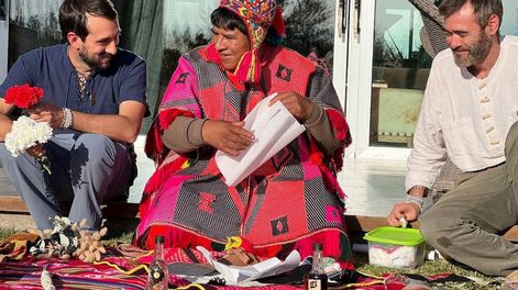 Los Andes | Al centro, Tayta Jacinto Huaman Ccapa. Pampamisayoq Qero de Yanaruma, Perú, junto a los miembros de Conciencia Activa Diego Giovanini (izq.) y Fernando Prats (der.)