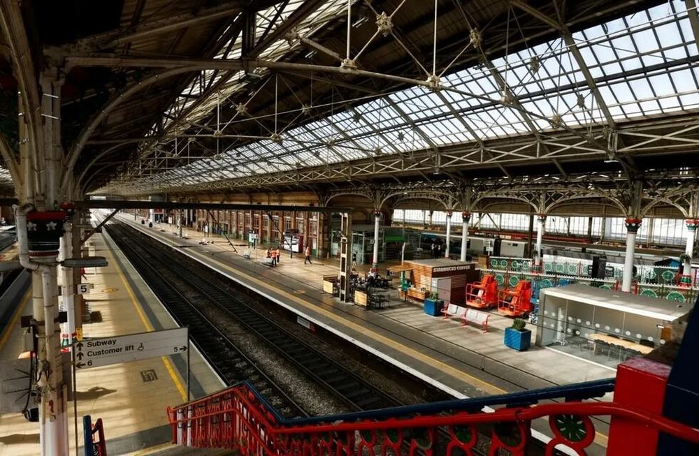 Una estación de trenes vacía durante una de las huelgas del 2022 en Reino Unido. Este 2023 comenzó desde el primer día con nuevas jornadas de paralización total o parcial de servicios críticos.