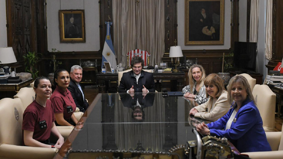 Milei recibió en Casa Rosada a la oficial Noelia Segura, cuya frase “¡Fílmeme, señora!” se volvió viral tras un operativo en la vía pública.