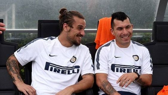 Video: la explosiva broma que le hizo Daniel Osvaldo a Gary Medel