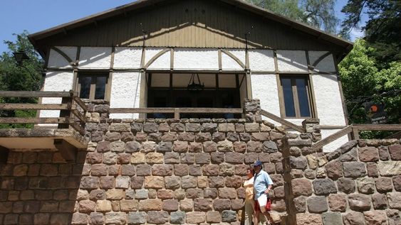 El chalet ubicado en el ex zoológico provincial fue pensado como residencia y luego transformado en hostería, que funcionó hasta los 80. En los últimos años funcionaba allí la administración del zoo.