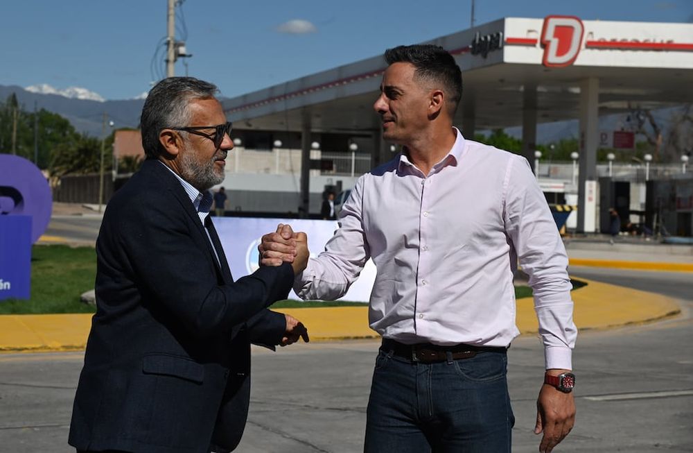 El gobernador y el intendente de Guaymallén, Marcos Calvente, durante la inauguración de la nueva calle Mathus Hoyos.