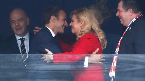 Video: el enérgico beso de Macron y la presidenta de Croacia que revolucionó las redes