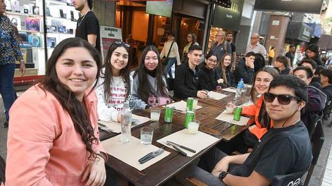 Los Andes | Altas expectativas por el fin de semana XXL que ya tiene 85% de reservas. Turistas chilenos de paseo y de compras en Mendoza.Jóvenes de Santiago de Chile en la Peatonal SarmientoFoto: José Gutierrez / Los Andes