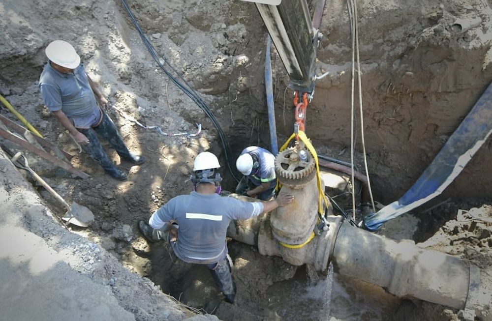 Trabajos de Aguas Mendocinas en el acueducto de Civit y Belgrano (Orlando Pelichotti / Los Andes)